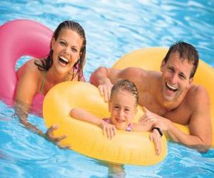 Puzzle Νεαρό ζευγάρι με την κόρη τους στην πισίνα